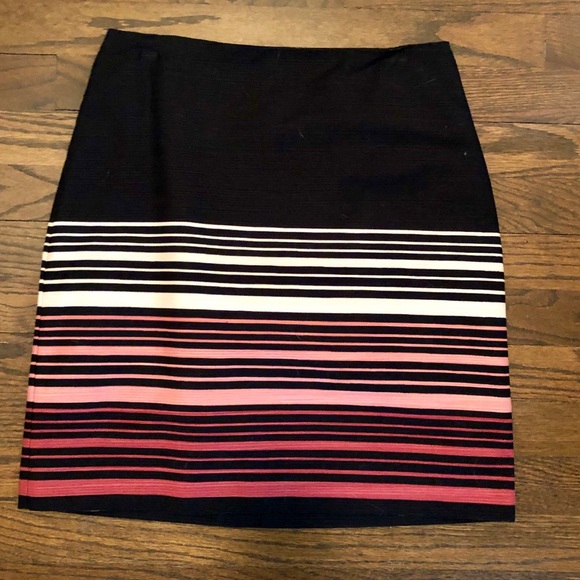 LOFT Dresses & Skirts - NWT LOFT black and pink ombré skirt